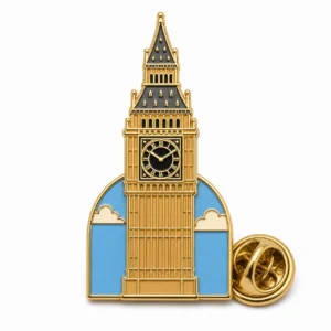 Classica spilla Big Ben a torre con contorni in metallo dorato, smalto in pietra marrone, quadrante dell'orologio nero, arco celeste e frizione a farfalla su sfondo bianco.