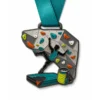 Медаль для скалолазания Bouldering Medal из мягкой эмали с контурами из черного никелированного металла, лентой на шее тилового цвета, нависающей формой стены, скалолазными упорами, силуэтом скалолаза, акцентами в виде мешка с мелом и подушечки для падения, и белым фоном.