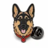 Collar Tag German Shepherd Pin alfiler de esmalte blando con contornos metálicos en relieve, secciones planas de color esmalte, detalles de la insignia conectados, y un embrague de mariposa sobre un fondo blanco.