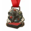 Медаль Crash pad Bouldering Medal из мягкой эмали с металлическими контурами цвета античной бронзы, красной лентой на шее, сложенной формой площадки для аварий, контуром изрезанного валуна, скалолазными креплениями и силуэтом альпиниста и белым фоном.