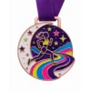 Медаль Crescent moon Glow Run Medal из мягкой эмали с металлическими контурами цвета розового золота, фиолетовой лентой на шее, формой полумесяца, силуэтом бегуна, изогнутой дорогой и неоновыми звездами, и белым фоном.