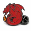 Épingle dragon gallois à flamme enroulée épingle en émail mou avec des contours métalliques en relief, des sections plates en émail de couleur, des détails de badge connectés et une pochette de papillon sur fond blanc.