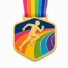 Medaglia in smalto morbido con contorni dorati in rilievo, pannelli piatti del percorso arcobaleno, motivo del corridore collegato, anello per appendere e nastro su sfondo bianco.