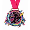 Медаль Electric Run Medal из мягкой эмали с металлическими контурами цвета розового золота, розовой лентой на шее, светящимся энергетическим кольцом, силуэтом бегуна, акцентами в виде молнии и скоростной трассы и белым фоном.