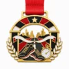 Медаль "Финишная арка" Marathon Finisher Medal из мягкой эмали с контурами из полированного золотистого металла, красной лентой, формой арки, финишной лентой, беговыми кроссовками, секундомером, лавровыми ветвями и белым фоном.