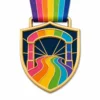 Finish gate shield Color Run Medal Medaglia in smalto morbido con divisori dorati in rilievo, pannelli colorati piatti, cornice a scudo, occhiello superiore per appenderla e nastro arcobaleno su sfondo bianco.
