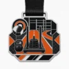 Фитнес-станция HYROX Finisher Medal мягкая эмалевая медаль с контурами из полированного серебристого металла, черная лента, дорожка для толкания саней, гиря, беговая дорожка, мишень для настенного мяча и белый фон.