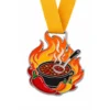 Flammenschüssel Chili Cook Off Medaille aus weicher Emaille mit polierten silbernen Metallkonturen, gelbem Halsband, flammenförmigem Körper, Chilischüssel, Schöpfkelle, Pfeffer- und Dampfakzenten und weißem Hintergrund.