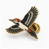 Flying Woodpecker Pin Anstecknadel aus weicher Emaille mit erhabenen Metallkonturen, flachen Emaille-Farbabschnitten, verbundenen Abzeichendetails und einem Schmetterlingsgriff auf weißem Hintergrund.
