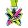 Медаль Glow Run Medal из мягкой эмали с контурами из полированного серебристого металла, лентой на шее цвета лайма, перекрещенными светящимися палочками в форме звезды, беговым ботинком и световым следом, на белом фоне.