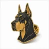 Épingle portrait de dogue allemand Épingle en émail mou avec des contours métalliques en relief, des parties plates en émail, des détails d'insigne connectés et une pochette de papillon sur fond blanc.