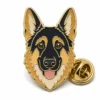 Alfiler de esmalte blando Head Portrait German Shepherd Pin con contornos metálicos en relieve, secciones planas de color esmaltado, detalles de insignia conectados y un embrague de mariposa sobre fondo blanco.
