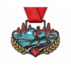 Medaglia Heart rate road Half Marathon Finisher Medaglia in smalto morbido con contorni in metallo nichelato nero, nastro rosso al collo, forma a cuore della strada, arco di arrivo, corridore, ponte e accenti di alloro e sfondo bianco.