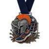 Helmschuh Warrior Dash Medaille aus weicher Emaille mit polierten silbernen Metallkonturen, marineblauem Halsband, Kriegerhelm und Laufschuhform, Seil, Schlammspritzer, Stern- und Schildakzenten und weißem Hintergrund.