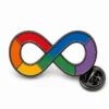 Épingle de fierté arc-en-ciel à l'infini avec des contours en nickel noir, une forme de boucle connectée, des segments en émail arc-en-ciel et une pochette papillon sur fond blanc.