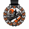 Медаль Laurel road Marathon Finisher Medal из мягкой эмали с контурами из черного никелированного металла, черной лентой, контуром венка, изгибом дороги, силуэтом бегуна, городским мостом, панелями звезд и белым фоном.