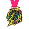 Медаль Lightning Trail Glow Run Medal из мягкой эмали с контурами из полированного золотистого металла, горяче-розовой лентой на шее, формой молнии, бегуном, круговым световым следом, вспышками звезд и белым фоном.
