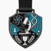 Mikroskop Schild Science Olympiad Medal weiche Emaille-Medaille mit schwarzem Nickel Metall Konturen, schwarzes Band, Schild Form, Mikroskop, DNA-Panels, Atom-Symbol, Trophäe Cup, und weißem Hintergrund.