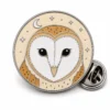 Мягкая эмалевая булавка Moon Portrait Barn Owl Pin с рельефными металлическими контурами, плоскими цветными участками эмали, соединенными деталями значка и муфтой в виде бабочки на белом фоне.
