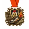 Mud Route Warrior Dash Medaille weiche Emaille Medaille mit poliertem Gold Metall Konturen, orange Halsband, Schlammspritzer Route Form, Krieger Schild, Laufschuh, Seil und Flamme Details, und weißem Hintergrund.