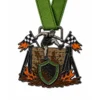 Hindernis Wand Warrior Dash Medaille aus weicher Emaille mit schwarzem Nickel Metall Konturen, grünem Hals Band, Hindernis Wand Form, Läufer springen Silhouette, Rennen Fahnen, Schlamm Spritzer und Flamme Akzente, und weißem Hintergrund.