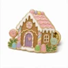 Alfiler de esmalte blando Pastel Candy Gingerbread House Pin con contornos metálicos en relieve, secciones planas de esmalte de color, detalles de insignia conectados y un embrague de mariposa sobre fondo blanco.