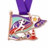 Медаль Pennant Runner Sports Day Medal из мягкой эмали с металлическими контурами цвета розового золота, фиолетовой лентой на шее, формой флага вымпела, силуэтом бегуна, изогнутой дорожкой, трофейной звездой, акцентами в виде свистка и конуса и белым фоном.