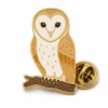 Мягкая эмалевая булавка Perched Barn Owl Pin с рельефными металлическими контурами, плоскими цветными участками эмали, соединенными деталями значка и муфтой в виде бабочки на белом фоне.