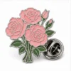 Pink Bouquet English Rose Pin Anstecknadel aus weicher Emaille mit erhabenen Metallkonturen, flachen Emaille-Farbabschnitten, verbundenen Abzeichendetails und einem Schmetterlingsgriff auf weißem Hintergrund.