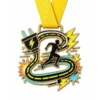 Медаль Plug route Electric Run Medal из мягкой эмали с контурами из полированного золотистого металла, желтой шейной лентой, формой вилки и кабельной трассы, силуэтом бегуна, акцентами в виде искр и молний и белым фоном.