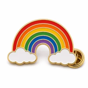 Spilla dell'orgoglio arcobaleno con contorni in rilievo in metallo dorato, sei bande smaltate, basi di nuvole bianche collegate e una frizione a farfalla su sfondo bianco.