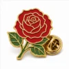 Red Bloom English Rose Pin Anstecknadel aus weicher Emaille mit erhabenen Metallkonturen, flachen Emaille-Farbabschnitten, verbundenen Abzeichendetails und einem Schmetterlingsgriff auf weißem Hintergrund.