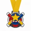Эстафетная медаль Field Day Medal из мягкой эмали с контурами из черного никелированного металла, желтой шейной лентой, формой скрещенной эстафеты, центральной звездой, силуэтом барьера и белым фоном.