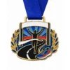 Road Loop 10K Finisher-Medaille aus weicher Emaille mit polierten goldenen Metallkonturen, blauem Halsband, geschwungener Straßenform, Läufersilhouette, Zielbogen, Lorbeer- und Schuhakzenten und weißem Hintergrund.