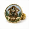 Runde Alpenkuckucksuhr-Anstecknadel aus weichem Emaille mit erhabenen Metallkonturen, flachen Emaille-Farbabschnitten, verbundenen Abzeichendetails und einem Schmetterlingsgriff auf weißem Hintergrund.