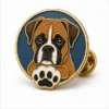 Круглый мягкий эмалевый значок Boxer Dog Paw Pin с рельефными металлическими контурами, плоскими цветными участками эмали, соединенными деталями значка и муфтой-бабочкой на белом фоне.