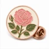 Runder Cream English Rose Pin aus weicher Emaille mit erhabenen Metallkonturen, flachen Emaille-Farbabschnitten, verbundenen Abzeichendetails und einem Schmetterlingsgriff auf weißem Hintergrund.