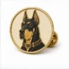 Épingle à collier ronde en forme de dogue allemand Épingle en émail mou avec des contours en métal en relief, des sections en émail plat de couleur, des détails d'insigne connectés et une pochette de papillon sur un fond blanc.