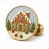 Alfiler redondo Snowy Gingerbread House Pin de esmalte blando con contornos metálicos en relieve, secciones planas de esmalte de color, detalles de insignia conectados y un embrague de mariposa sobre fondo blanco.