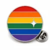 Épingle de fierté arc-en-ciel à rayures rondes avec des contours en métal argenté poli, des bandes horizontales en émail arc-en-ciel, des incrustations de paillettes blanches et une pochette de papillons sur fond blanc.