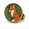 Круглая булавка с мягкой эмалью Woodland Red Fox Pin с рельефными металлическими контурами, плоскими цветными участками эмали, соединенными деталями значка и муфтой в виде бабочки на белом фоне.
