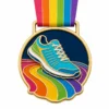 Medaglia scolpita in smalto morbido con divisori in metallo dorato, corsie piatte in smalto arcobaleno, occhiello per appenderla e nastro multicolore su sfondo bianco.