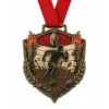 Shield dash Warrior Dash Medaille aus weicher Emaille mit antikbronzefarbenen Metallkonturen, rotem Halsband, robuster Schildform, Läufersilhouette, Schlammspritzer, Hinderniswand, Lorbeer- und Flammenakzenten und weißem Hintergrund.