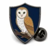 Мягкая эмалевая булавка Shield Perch Barn Owl Pin с рельефными металлическими контурами, плоскими цветными участками эмали, соединенными деталями значка и муфтой в виде бабочки на белом фоне.