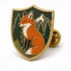 Мягкая эмалевая булавка Shield Red Fox Pin с рельефными металлическими контурами, плоскими цветными участками эмали, соединенными деталями значка и муфтой в виде бабочки на белом фоне.