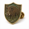 Shield Wild Boar Pin ソフトエナメルピン。白地に浮き上がったメタルのアウトライン、平らなエナメルカラー部分、つながったバッジのディテール、バタフライクラッチ。.