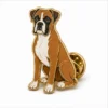 Мягкая эмалевая булавка Sitting Boxer Dog Pin с рельефными металлическими контурами, плоскими цветными участками эмали, соединенными деталями значка и муфтой-бабочкой на белом фоне.