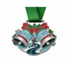 Медаль с мягкой эмалью Sleigh bells Jingle Bell Run Medal с контурами из полированного серебристого металла, зеленой лентой на шее, перекрещенными санями в форме колокола, беговой дорожкой, силуэтом бегуна и белым фоном.
