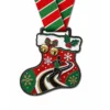 Медаль Stocking bells Jingle Bell Run Medal из мягкой эмали с контурами из черного никелированного металла, красной и зеленой лентой на шее, формой чулка, колокольчиками, дорожкой для бега, акцентами в виде бегуна и снежинки и белым фоном.