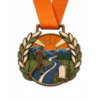 Medaglia Sunrise laurel Half Marathon Finisher Medaglia in smalto morbido con contorni in metallo color bronzo antico, nastro da collo arancione, forma di alloro a semicerchio, strada panoramica, sole nascente e silhouette del corridore e sfondo bianco.